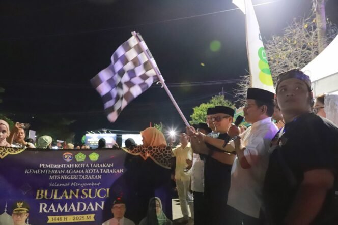 
					Gema lantunan musik sahur menarik antusiasme masyarakat Kota Tarakan yang tampak memadati bahu jalan utama, untuk menyaksikan Parade Bedug Sahur 2025 di Food Court Gita Jalatama, pada Sabtu (15/3). 