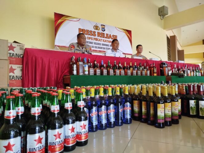 
					Press rilis hasil Operasi Pekat Kayan 2025 dipimpin Plt. Direskrimum Polda Kaltara, Kombes Pol Yudhistira Midyahwan, Senin (3/3/2025).



