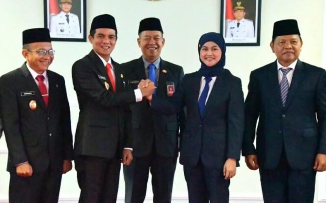 
					Serah Terima Jabatan (sertijab) antara Bupati dan Wakil Bupati Nunukan periode 2021-2025 Hj. Asmin Laura Hafid,SE, MM, Ph.D dan H. Hanafiah, SE, M.Si kepada pasangan Bupati dan Wakil Bupati Nunukan periode 2025-2030, H. Irwan Sabri, SE dan Hermanus, S.Sos, Acara digelar Pemerintah Kabupaten Nunukan di ruang kerja Bupati Nunukan, Rabu (5/3/2025)