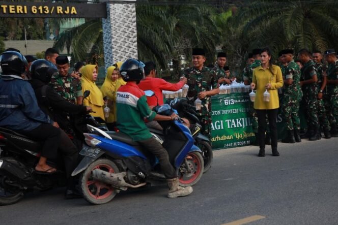
					Kegiatan berbagi takjil yang digelar prajurit dan Persit 613/RJA Tarakan, Senin (3/3/2025).

