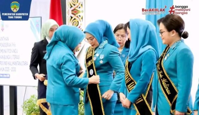 
					Rahmawati Zainal Paliwang saat mengukuhkan Vamelia Ibrahim Ali Bunda PAUD dan Literasi Tana Tidung, Rabu (5/3/2025).


