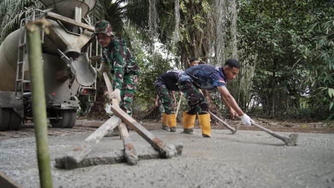 
					Semenisasi jalan sepanjang 900 meter yang merupakan sasaran fisik utama dalam kegiatan TNI Manunggal Membangun Desa (TMMD) Reguler ke-123 Kodim 0907/Tarakan terus dikebut, Sabtu (8/3/2025).

