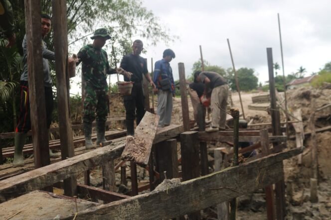 
					Perjuangan Satgas TMMD TarakanWujudkan Jembatan Penghubung untuk Masyarakat