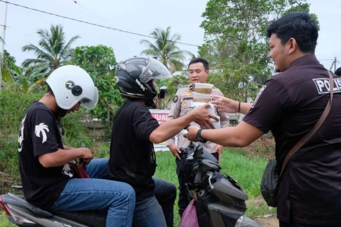 
					Sinergi Bidhumas Polda Kaltara dan Masyarakat, Serunya Bagi-Bagi Takjil di Desa Tanjung Buka