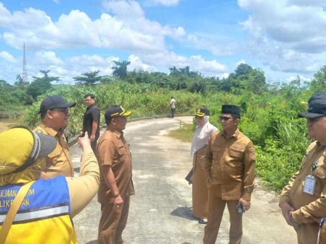
					Wali Kota Balikpapan, Rahmad Masâ€™ud saat meninjau lokasi drainase Pasar Baru, Perumahan Green Valley dan drainase utama Pasar Segar untuk memastikan permasalahan banjir di Balikpapan, Senin (10/3/2025). 

