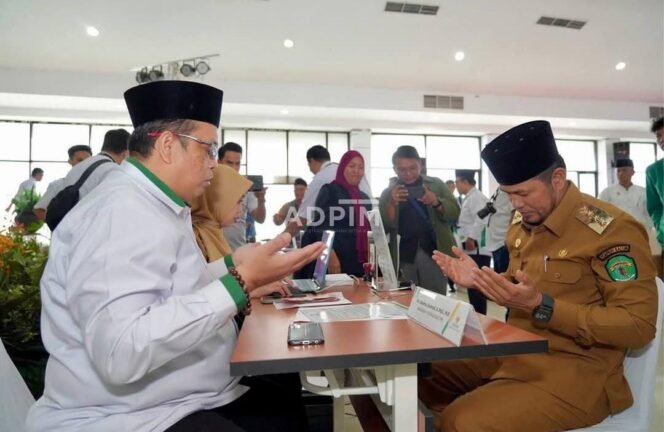 
					Pembayaran zakat kepada Badan Amil Zakat Nasional (Baznas) Provinsi Kaltim, secara serentak dilakukan Gubernur Rudy Masâ€™ud dan Wakil Gubernur Seno Aji, diikuti seluruh kepala perangkat daerah serta pejabat eselon III Pemprov Kaltim, direksi BUMD dan pimpinan perusahaan di Gedung Olah Bebaya, Senin (10/3/2025).