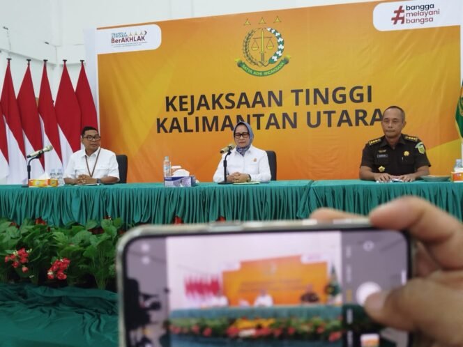 
					Kejati Kaltara saat memberikan keterangan pers terkait dugaan korupsi di pembangunan gedung BPSDM Kaltara, belum lama ini.

