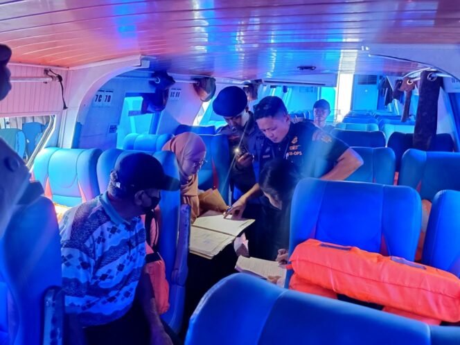 
					Petugas gabungan laksanakan ramp check speed boat reguler di Pelabuhan Tengkayu I SDF Tarakan, ramp check dilakukan untuk memastikan keselamatan armada dan laik berlayar.

