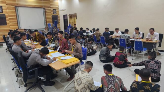 
					Pemeriksaan Administrasi Awal Calon Taruna/I Akpol, Bintara dan Tamtama Polri TA 2025 di Polresta Bulungan



