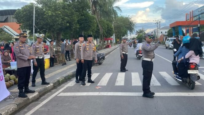 
					Kapolres Berau AKBP Khairul Basyar melakukan pengecekan langsung terhadap personel yang bertugas mengamankan Pasar Ramadan di Tanjung Redeb. Pengecekan ini bertujuan memastikan keamanan dan ketertiban selama bulan suci Ramadan, terutama di lokasi yang ramai dikunjungi masyarakat.

