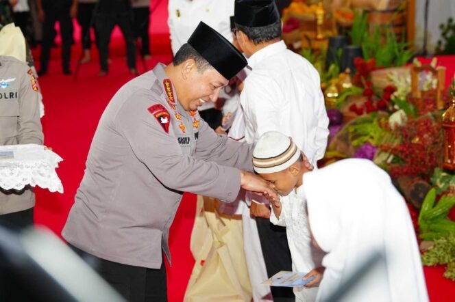 
					Kapolri Jenderal Polisi Drs. Listyo Sigit Prabowo menggelar buka bersama TNI-Polri dan lintas kementerian/lembaga di Lapangan Bhayangkara, Jakarta Selatan. Kegiatan ini diselenggarakan dengan tema Dengan Hikmah Puasa Ramadhan 1446 Hijriah atau Tahun 2025 Kita Tingkatkan Keimanan, Ketakwaan dan Sinergitas Menuju Indonesia Emas 2045.

