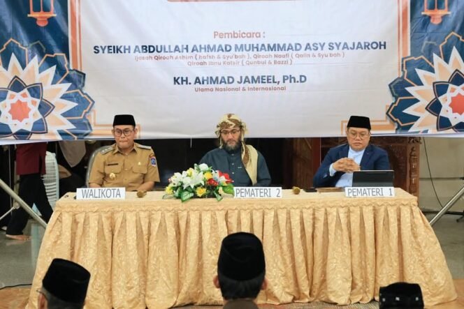 
					 Wakil Wali Kota Tarakan, Ibnu Saud Is, hadir dalam acara pembukaan Seminar Parenting yang diselenggarakan di Ruang Utama Masjid Baitul Izzah Islamic Center pada hari Selasa (18/3/2025).