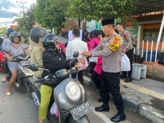 
					Kapolres Berau AKBP Khairul Basyar, bersama jajaran menggelar kegiatan berbagi takjil kepada pengguna jalan di sekitar Tanjung Redeb. 
