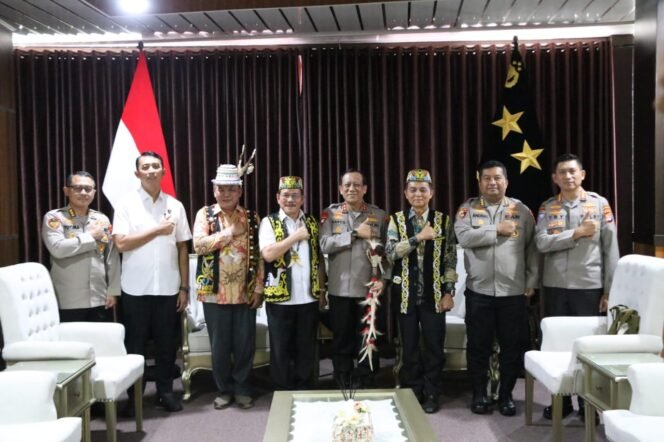
					Kapolda Kalimantan Utara, Irjen Pol Hary Sudwijanto, S.I.K., M.Si., menerima kunjungan silaturahmi Wakil Gubernur Kalimantan Utara, Ingkong Ala, S.E., M.Si., yang juga menjabat sebagai Ketua Lembaga Adat Dayak Kenya Kaltara (LADK-KU), di ruang kerja Kapolda Kaltara. 
