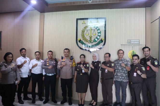 
					 Dalam upaya memperkuat kerja sama dalam penegakan hukum di wilayah hukum Polres Tarakan, Kapolres Tarakan AKBP Erwin S. Manik, S.H., S.I.K., M.H., bersama jajaran perwira Polres Tarakan melaksanakan kunjungan silaturahmi ke Kantor Kejaksaan Negeri (Kejari) Tarakan pada Senin (24/03/2025).

