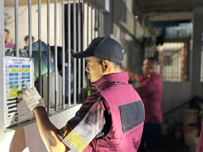 
					Perkuat Deteksi Dini Jelang Hari Raya Idul Fitri, Personel Lapas Tarakan Geledah Kamar Hunian Warga Binaan