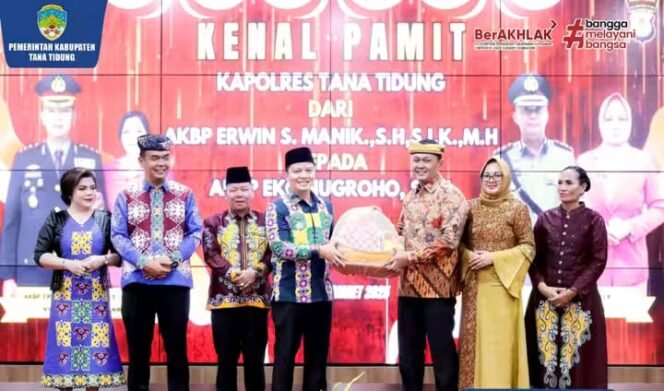 
					Kenal Pamit Kapolres Tama Tidung dari AKBP Erwin S. Manik, S. H., S. IK., MH ke AKBP Adi Nugroho, S. IK. di Aula Dinas Pendidikan pada hari Rabu, (26/3/2025). 
