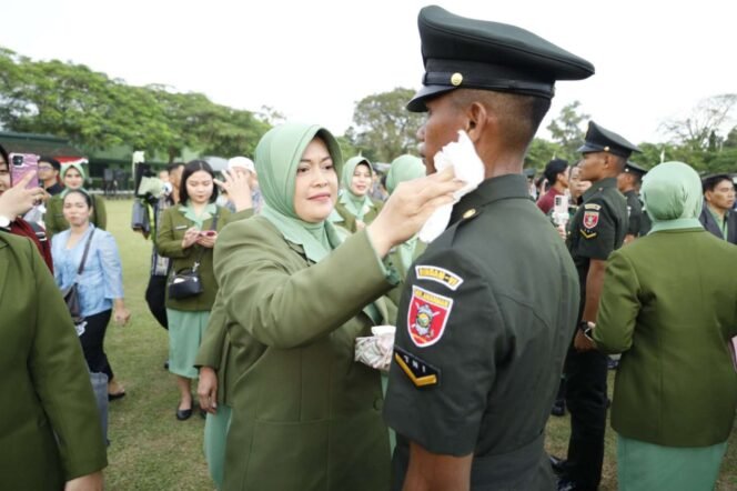 
					 Sebanyak 354 Bintara remaja resmi dilantik dalam Upacara Penutupan Pendidikan Pertama Bintara TNI AD Gelombang II TA 2024 (OV) yang digelar di Lapangan Kejujuran Rindam VI/Mulawarman, Banjarbaru. Pangdam VI/Mulawarman Mayjen TNI Rudy Rachmat Nugraha, S.I.P., M.Sc., memimpin langsung upacara yang menandai perubahan status para prajurit siswa menjadi Bintara dengan pangkat Sersan Dua, pada Kamis (27/03/25).
