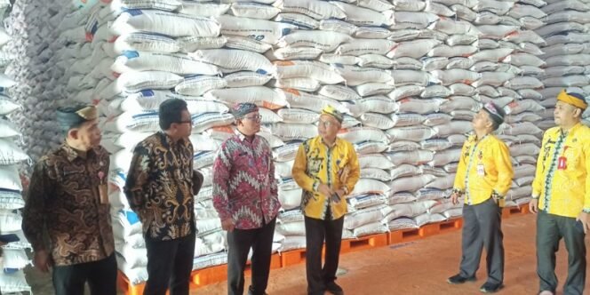 
					Tinjauan TPID ke Gudang Bulog Tarakan. Foto: fokusborneo.com
