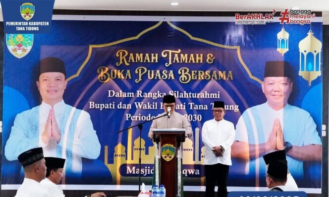 
					Bupati dan Wakil Bupati Tana Tidung, Ibrahim Ali dan Sabri menggelar Buka Bersama (Bukber) dengan masyatakat di Aula Masjid At-Taqwa pada, Senin, (3/3/2025). 