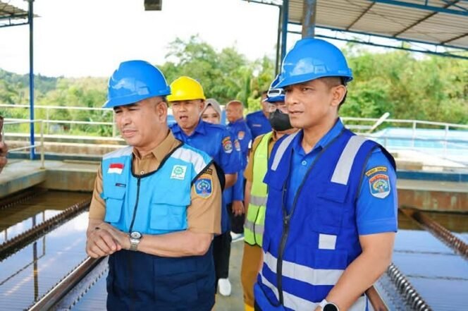 
					Walikota Tarakan dr. Khairul didampingi Dirut PDAM Tirta Alam Iwan Setiawan tinjau instalasi pengolahan air. Foto : Ist 