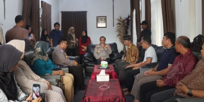 
					Kapolda Kaltara Irjen Pol Hary Sudwijanto Berdialog Dengan Tokoh Masyarakat, Tokoh Agama dan Ketua RT di Tarakan. Foto:ist