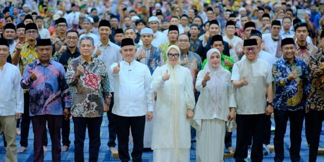 
					Momen Walikota dan Wakil Walikota Tarakan Berserta Istri, Foto Bersama Jajaran Forkopimda dan Masyarakat. Foto: ist