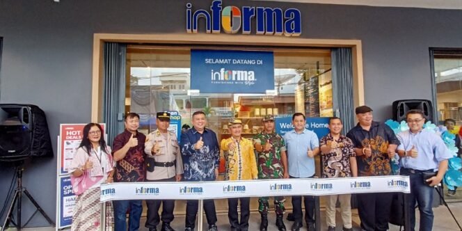 
					Pembukaan Toko Informa di Tarakan: dr. Khairul, bersama Budiman Setiawan Senior Deputy Operasional Direktur Informa, didampingi area manager Store Informa Kalimantan, dan Store Manager Informa Tarakan Foto Bersama Sebelum Potong Pita. Foto: fokusborneo.com