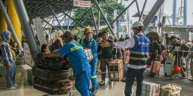 
					Petugas Sedang Mengarahkan Penumpang Pelni. Foto: ist
