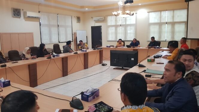 
					Rdp antara DPRD dengan instansi terkait bahas soal parkir liar yang meresahkan. Foto : Fokusborneo.com 