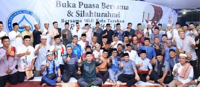 
					Foto Bersama Walikota dan Wakil Walikota Tarakan Bersama Direktur dan Karyawan PDAM Tarakan. Foto: Humas Pemkot 