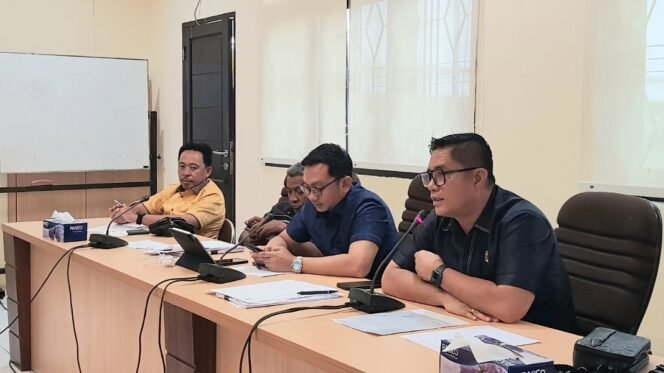 
					Wakil Ketua Komisi III DPRD Kota Tarakan Dapot Sinaga mengkritisi parkir liar saat rdp. Foto : Fokusborneo.com 