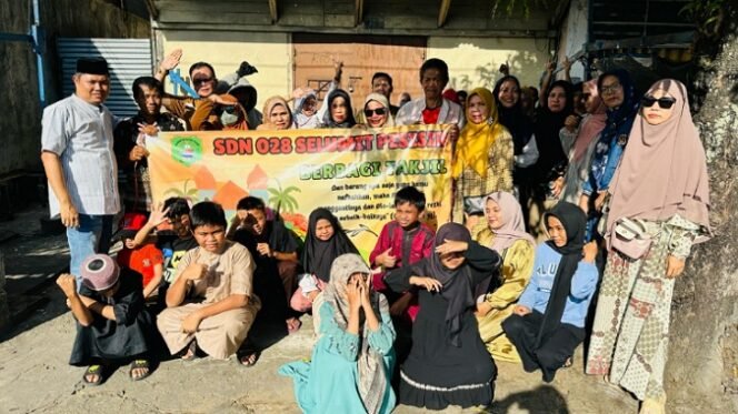 
					Berburu berkah, SDN 028 Selumit Pesisir bagikan ribuan takjil. Foto : Ist 