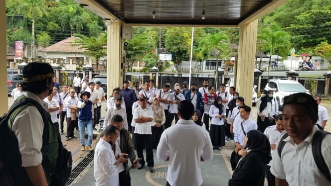 
					Ratusan CPPPK Kota Tarakan datangi DPRD sampaikan penolakan penundaan pengangkatan CPPPK yang sudah lulus seleksi tahun 2024. Foto : Fokusborneo.com 
