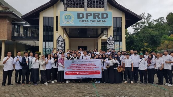 
					Ratusan CPPPK Kota Tarakan datangi DPRD sampaikan penolakan penundaan pengangkatan CPPPK yang sudah lulus seleksi tahun 2024. Foto : Fokusborneo.com 