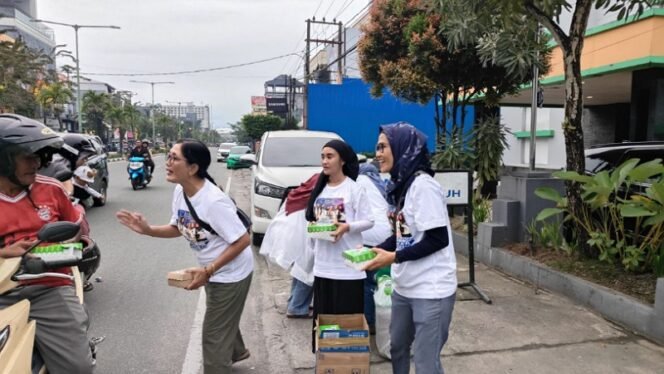 
					Komunitas Enam Sekawan berbagi takjil di bulan suci ramadhan. Foto: ist.