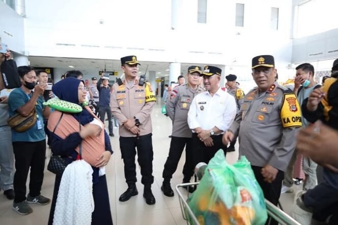 
					Kapolda Kaltara bersama Walikota Tarakan tinjau arus mudik di Bandara Juwata Tarakan. Foto: Humas Pemkot.