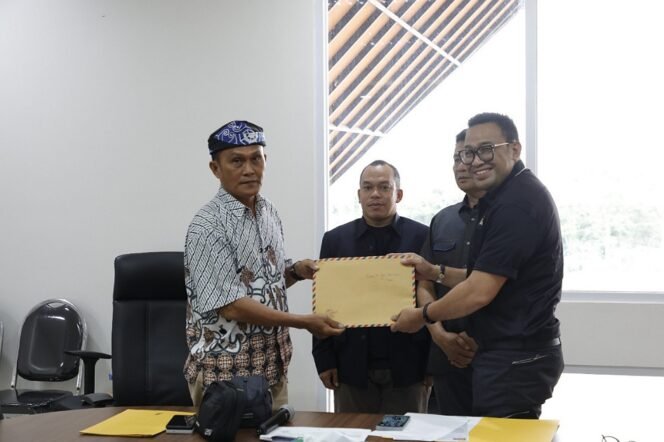 
					Wakil Ketua Komisi IV DPRD Provinsi Kaltara Syamsuddin Arfah saat menerima aduan serikat buruh terkait permasalahan di PT Intracawood. 