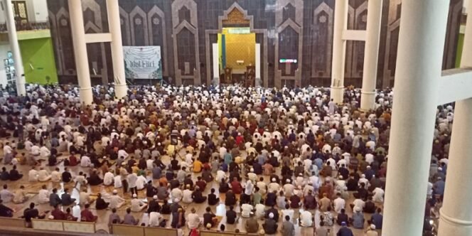 
					Umat Muslim Padati Masjid Baitul Izza Islamic Center untuk Melaksanakan Shalat Idul Fitri. Foto: fokusborneo.com