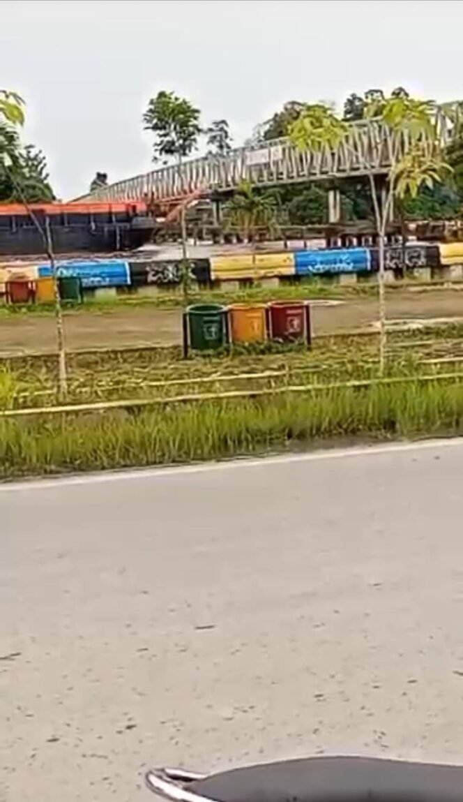 
					Tangkapan layar Kapal Tongkang BG. Lius Emas yang ditarik Kapal Tugboat TB L Fortuna menabrak Jembatan Sei Kayan Bulungan.