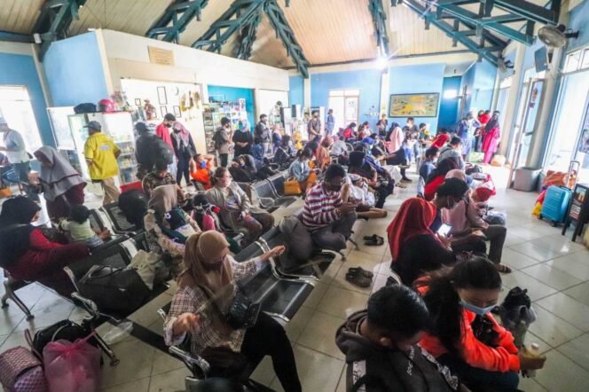 
					Dalam pengamanan pengamanan arus mudik maupun balik saat Lebaran 2025 nanti, tidak hanya dilakukan aparat dari Polri dan Dinas Perhubungan (Dishub), tetapi akan melibatkan prajurit Tentara Nasional Indonesia (TNI). 
