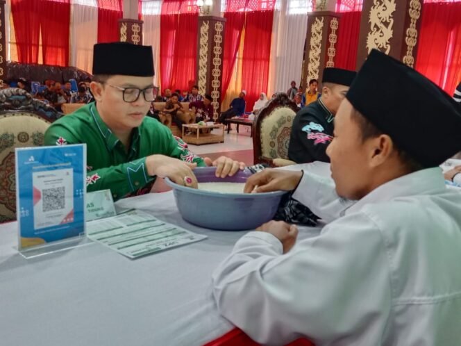 
					Bupati Kabupaten Tana Tidung Ibrahim Ali beserta Pj Sekda, Asisten dan jajaran kepala OPD lainya menunaikan kewajibannya membayar zakat fitrah di Badan Amil Zakat Nasional (Baznas). KTT Berzakat tersebut dilaksanakan di Pendopo Djaparudin, Kamis (20/3/2025).