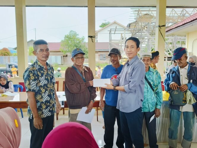 
					 Anggota Koperasi Plasma Payung Taka akhirnya bisa tersenyum menyambut Hari Raya Idul Fitri 1446 Hijriah tahun ini. Pasalnya pihak koperasi akhirnya memberikan dana plasma kebun sawit sebesar Rp900 ribu untuk 757 warga di Desa Tideng Pale, Kecamatan Sesayap, Kamis (20/3/2025)