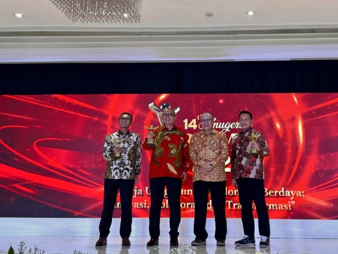 
					PT Kilang Pertamina Balikpapan (PT KPB) kembali mencatatkan prestasi di industri energi dengan meraih penghargaan bergengsi dalam kategori Environmental, Social, and Governance (ESG) serta Energy Efficiency Initiative dalam ajang Anugerah BUMN 2025 yang diselenggarakan oleh BUMN Track bersama BTA Academy. Penghargaan ini menegaskan komitmen PT KPB dalam menerapkan praktik bisnis berkelanjutan serta efisiensi energi di sektor pengolahan kilang