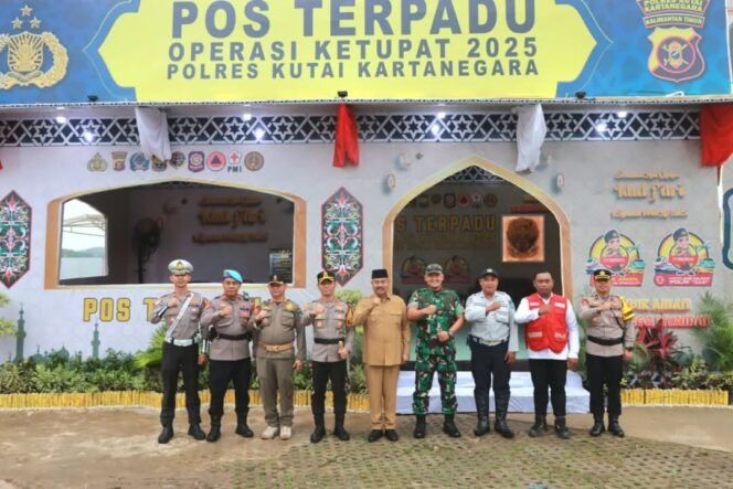 
					Tinjau Pos Terpadu Operasi Ketupat Mahakam 2025, Bupati dan Kapolres Pastikan Kukar Aman