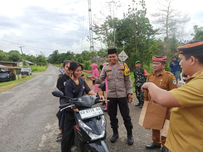 
					Polsek Sesayap Hilir menggandeng awak media dalam kegiatan berbagi takjil kepada masyarakat, khususnya yang melintas di sekitar Polsek Sesayap Hilir, Jumat (21/3/2025).
