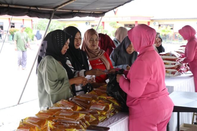 
					Dalam rangka menyambut bulan suci Ramadan 1446 H dan membantu meringankan beban masyarakat, Satuan Brimob Polda Kalimantan Utara menggelar bazar sembako murah dan pasar Ramadan, di halaman Mako Satbrimob Polda Kaltara pada Selasa (25/3/2025).