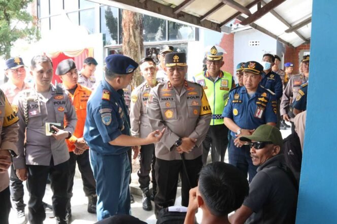 
					Suasana hangat dan penuh semangat terlihat saat Kapolda Kalimantan Utara, Irjen Pol Hary Sudwijanto, S.I.K., M.Si., menyapa langsung para pemudik di Pelabuhan Malundung Tarakan, Rabu (26/3/2025). 