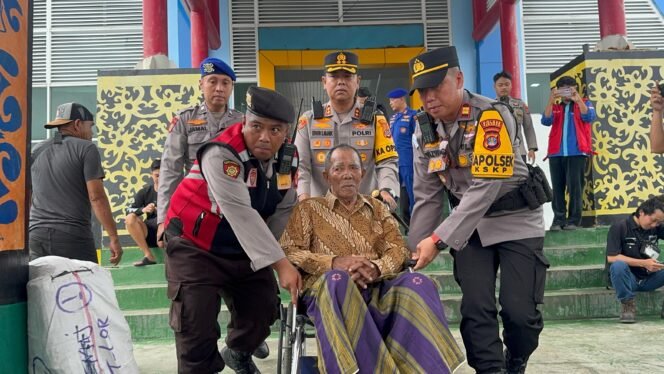 
					Kapolres Tarakan AKBP Erwin S. Manik, S.H., S.I.K., M.H turun langsung ke lapangan untuk memantau layanan arus mudik di Pelabuhan Tengkayu I SDF Tarakan, Jumat (28/3/2025).