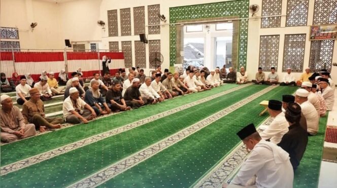 
					Wali Kota Samarinda DR H Andi Harun, Sabtu (29/03/2025) sore buka puasa bersama warga perumahan Sempaja Lestari Indah dan Korpri , Jalan KH Wahid Hasyim 2, Kecamatan Samarinda Utara.